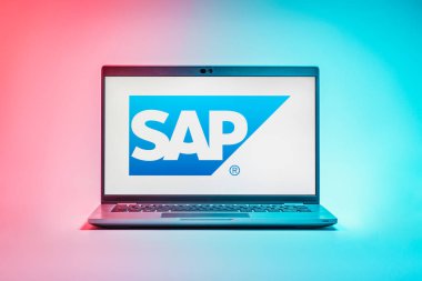 Prag, Çek Cumhuriyeti - 12 Ocak 2025: SAP logosunu gösteren dizüstü bilgisayar.