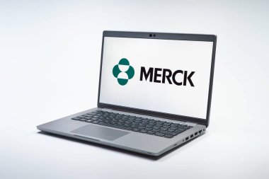 Prag, Çek Cumhuriyeti - 12 Ocak 2025: Merck logosunu gösteren dizüstü bilgisayar.
