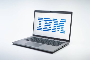 Prag, Çek Cumhuriyeti - 12 Ocak 2025: IBM logosunu gösteren dizüstü bilgisayar.