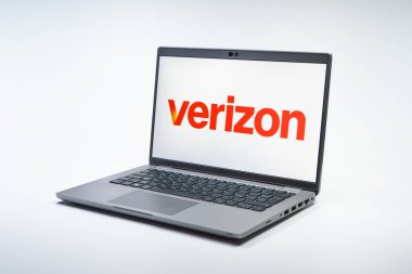 Prag, Çek Cumhuriyeti - 12 Ocak 2025: Verizon logosunu gösteren dizüstü bilgisayar.