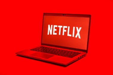 Prag, Çek Cumhuriyeti - 12 Ocak 2025: Netflix logosunu gösteren dizüstü bilgisayar.