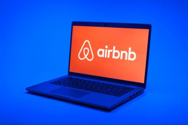 Prag, Çek Cumhuriyeti - 12 Ocak 2025: Yüzeydeki dizüstü bilgisayarda havaalanı logosu gösteriliyor.