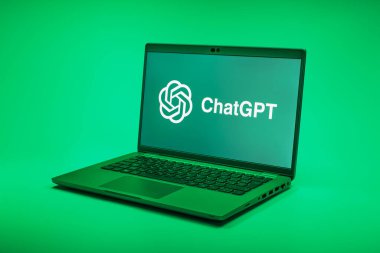 Prag, Çek Cumhuriyeti - 12 Ocak 2025: ChatGPT logosunu gösteren dizüstü bilgisayar.