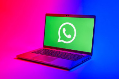 Prag, Çek Cumhuriyeti - 12 Ocak 2025: Yüzeydeki dizüstü bilgisayar her neyse logoyu gösteriyor.