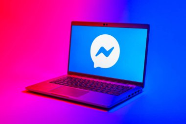 Prag, Çek Cumhuriyeti - 12 Ocak 2025: Ulak logosunu gösteren dizüstü bilgisayar.