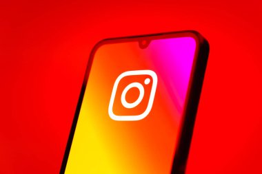 Prag, Çek Cumhuriyeti - 10 21 2024: Instagram logosu gösteren akıllı telefon.