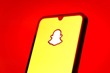 Prag, Çek Cumhuriyeti - 10 21 2024: Snapchat logosunu gösteren akıllı telefon.