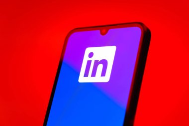Prag, Çek Cumhuriyeti - 10 21 2024: Yüzeyde LinkedIn logosunu gösteren akıllı telefon.