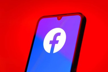 Prag, Çek Cumhuriyeti - 10 21 2024: Facebook logosu gösteren akıllı telefon.