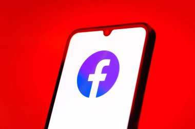 Prag, Çek Cumhuriyeti - 10 21 2024: Facebook logosu gösteren akıllı telefon.