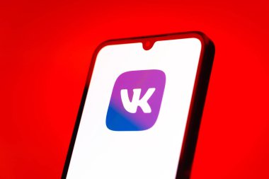 Prag, Çek Cumhuriyeti - 10 21 2024: VK logosunu gösteren akıllı telefon.