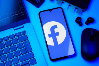 Prag, Çek Cumhuriyeti - 10 21 2024: Facebook logosu gösteren akıllı telefon.