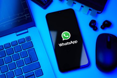 Prag, Çek Cumhuriyeti - 10 21 2024: Yüzeyde WhatsApp logosunu gösteren akıllı telefon.