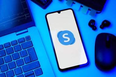 Prag, Çek Cumhuriyeti - 10 21 2024: Skype logosunu gösteren akıllı telefon.