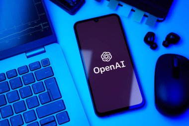 Prag, Çek Cumhuriyeti - 10 21 2024: OpenAI logosunu gösteren akıllı telefon.