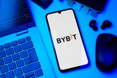 Prag, Çek Cumhuriyeti - 10 21 2024: Bybit logosunu gösteren akıllı telefon.