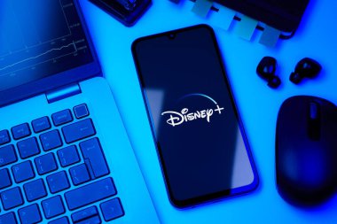 Prag, Çek Cumhuriyeti - 10 21 2024: Disney + logosunu gösteren akıllı telefon.