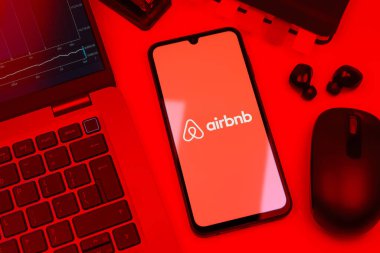 Prag, Çek Cumhuriyeti - 10 21 2024: Airbnb logosunu gösteren akıllı telefon.