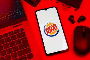 Prag, Çek Cumhuriyeti - 10 21 2024: Burger King logosunu gösteren akıllı telefon.