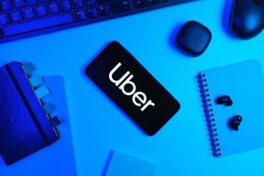 Prag, Çek Cumhuriyeti - 10 21 2024: Uber logosunu gösteren akıllı telefon.