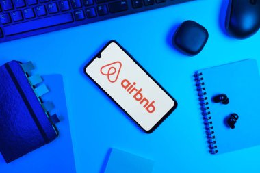 Prag, Çek Cumhuriyeti - 10 21 2024: Airbnb logosunu gösteren akıllı telefon.