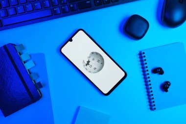 Prag, Çek Cumhuriyeti - 10 21 2024: Wikipedia logosunu gösteren akıllı telefon.