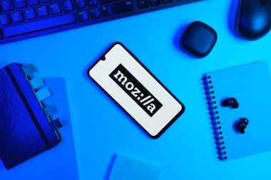 Prag, Çek Cumhuriyeti - 10 21 2024: Mozilla logosunu gösteren akıllı telefon.