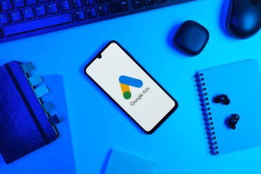 Prag, Çek Cumhuriyeti - 10 21 2024: Google Ağ logosunu gösteren akıllı telefon.