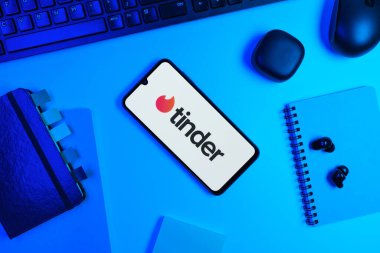 Prag, Çek Cumhuriyeti - 10 21 2024: Tinder logosunu gösteren akıllı telefon.