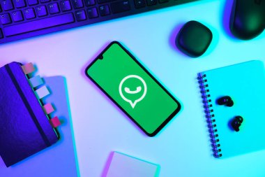 Prag, Çek Cumhuriyeti - 10 21 2024: Yüzeyde WhatsApp logosunu gösteren akıllı telefon.