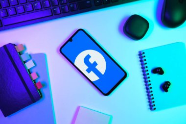 Prag, Çek Cumhuriyeti - 10 21 2024: Facebook logosu gösteren akıllı telefon.