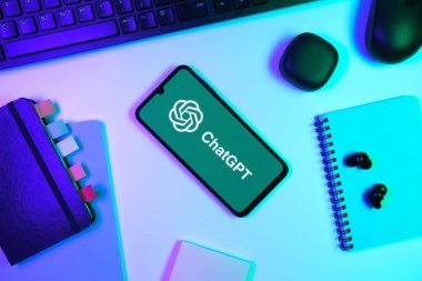 Prag, Çek Cumhuriyeti - 10 21 2024: ChatGPT logosunu gösteren akıllı telefon.