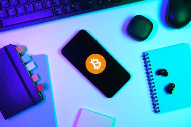 Prag, Çek Cumhuriyeti - 10 21 2024: Bitcoin logosunu gösteren akıllı telefon.