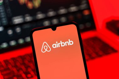 Prag, Çek Cumhuriyeti - 10 21 2024: Airbnb logosunu gösteren akıllı telefon.