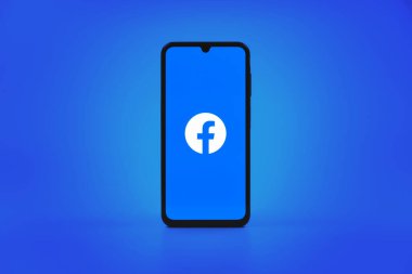 Prag, Çek Cumhuriyeti - 10 21 2024: Facebook logosu gösteren akıllı telefon.