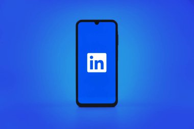 Prag, Çek Cumhuriyeti - 10 21 2024: Yüzeyde LinkedIn logosunu gösteren akıllı telefon.