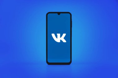 Prag, Çek Cumhuriyeti - 10 21 2024: VK logosunu gösteren akıllı telefon.