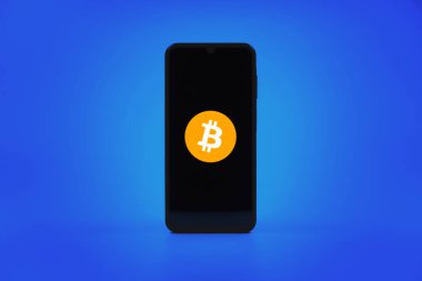 Prag, Çek Cumhuriyeti - 10 21 2024: Bitcoin logosunu gösteren akıllı telefon.
