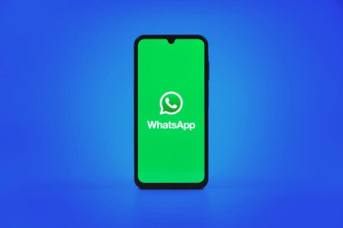 Prag, Çek Cumhuriyeti - 10 21 2024: Yüzeyde WhatsApp logosunu gösteren akıllı telefon.