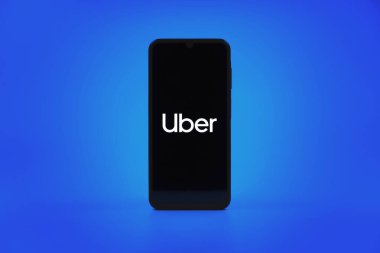 Prag, Çek Cumhuriyeti - 10 21 2024: Uber logosunu gösteren akıllı telefon.