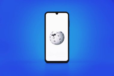 Prag, Çek Cumhuriyeti - 10 21 2024: Wikipedia logosunu gösteren akıllı telefon.