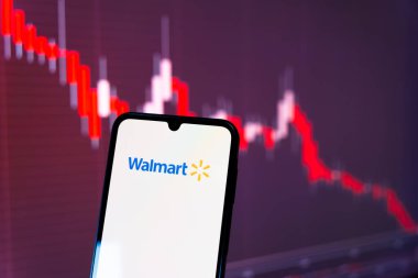 Prag, Çek Cumhuriyeti - 10 21 2024: Walmart logosunu gösteren akıllı telefon.