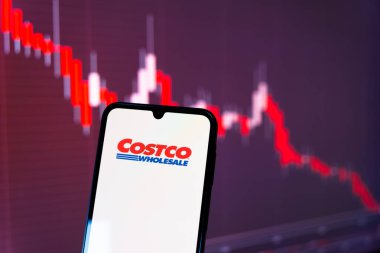 Prag, Çek Cumhuriyeti - 10 21 2024: Costco logosunu gösteren akıllı telefon.