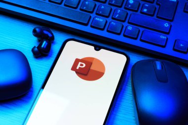 Prag, Çek Cumhuriyeti - 10 21 2024: Powerpoint logosunu gösteren akıllı telefon.