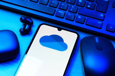 Prag, Çek Cumhuriyeti - 10 21 2024: Yüzeyde OneDrive logosu gösteren akıllı telefon.