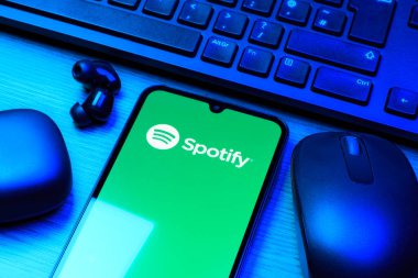Prag, Çek Cumhuriyeti - 10 21 2024: Spotify logosunu gösteren akıllı telefon.