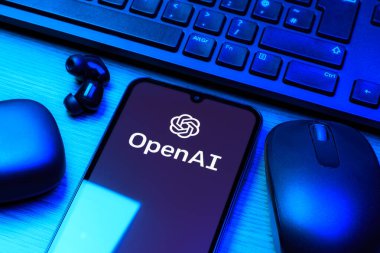Prag, Çek Cumhuriyeti - 10 21 2024: OpenAI logosunu gösteren akıllı telefon.