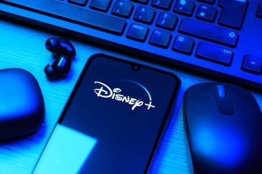 Prag, Çek Cumhuriyeti - 10 21 2024: Disney + logosunu gösteren akıllı telefon.