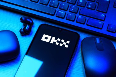 Prag, Çek Cumhuriyeti - 10 21 2024: Yüzeyde OKX logosu gösteren akıllı telefon.