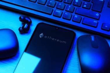 Prag, Çek Cumhuriyeti - 10 21 2024: Ethereum logosunu gösteren akıllı telefon.